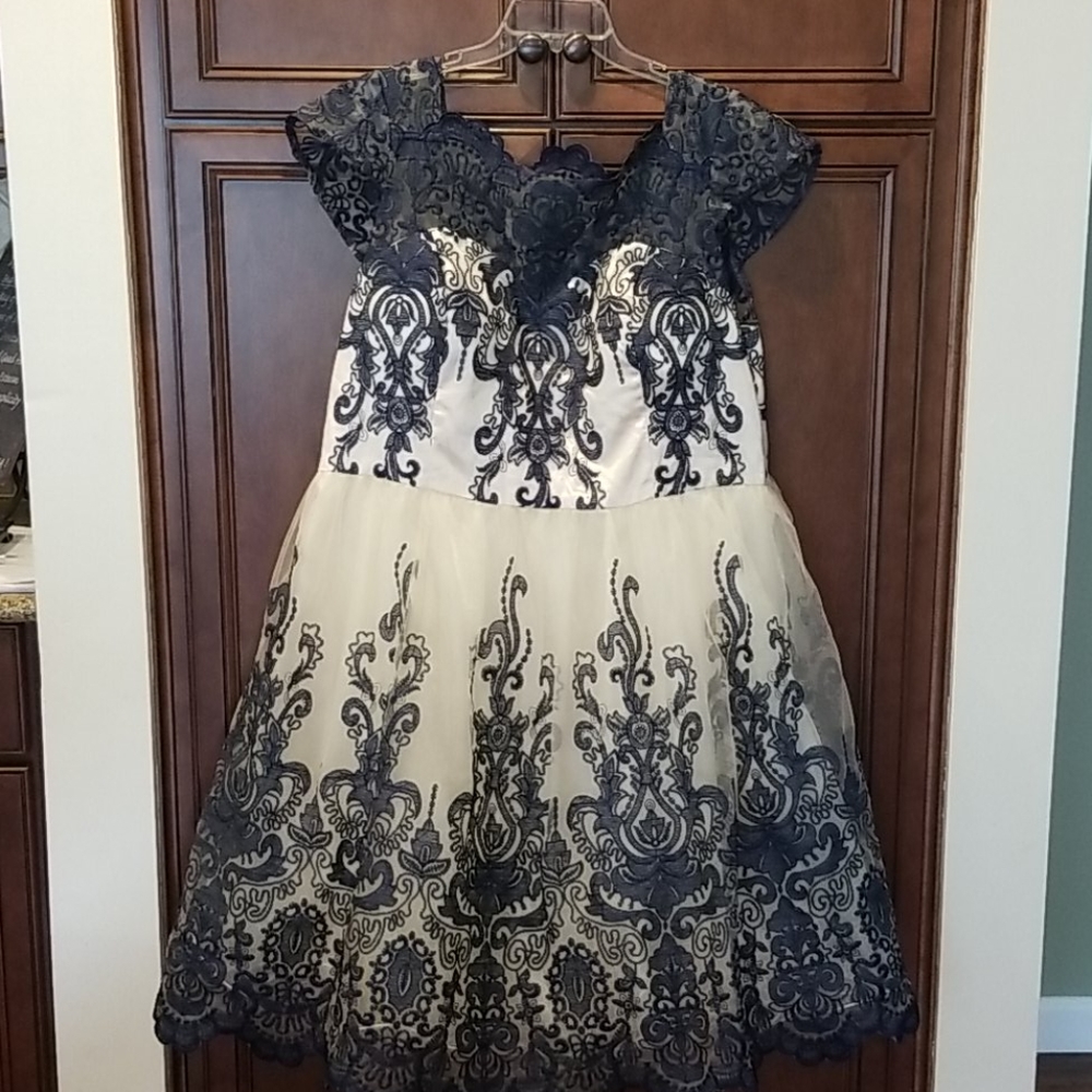 Chi Chi London Exquisite Elegance Sz 22 NWT